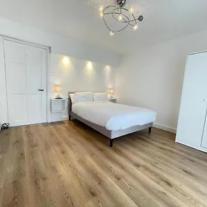 Deluxe Spacious In Beckton Homestay