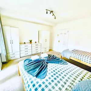 Up To 3 People, In A Share House With Private Garden Access Homestay